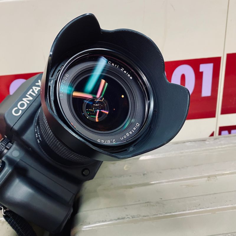 Contax 645 Lens Portraits Zeiss 80mm F2 Planar: International 
